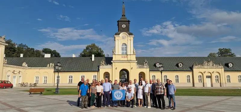 Uczestnicy przed Pałacem Potockich w Radzyniu Podlaskim
