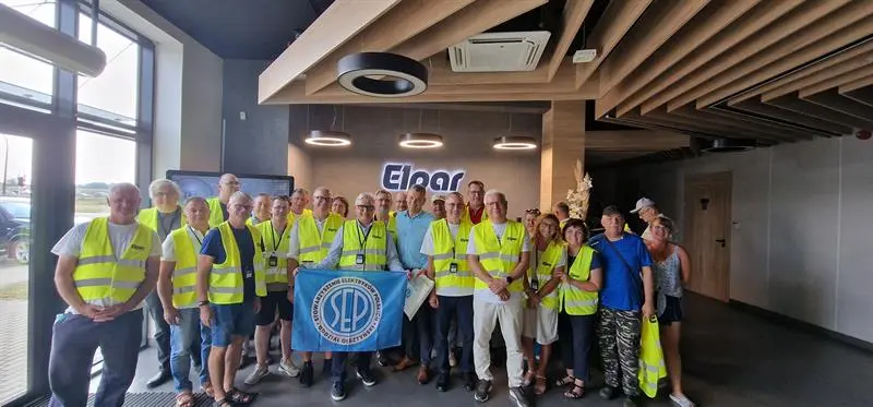 Uczestnicy wycieczki technicznej na terenie biura fabryki kabli w Parczewie