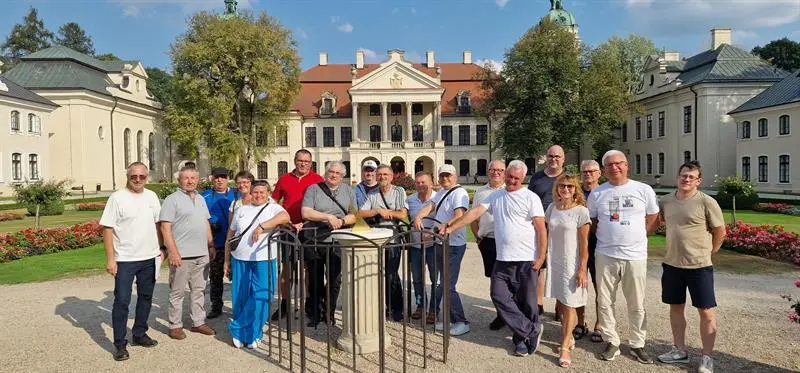 Uczestnicy przed Pałacem Zamoyskich w Kozłówce