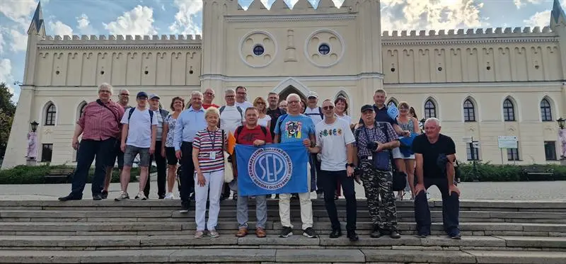 Uczestnicy przed zamkiem w Lublinie