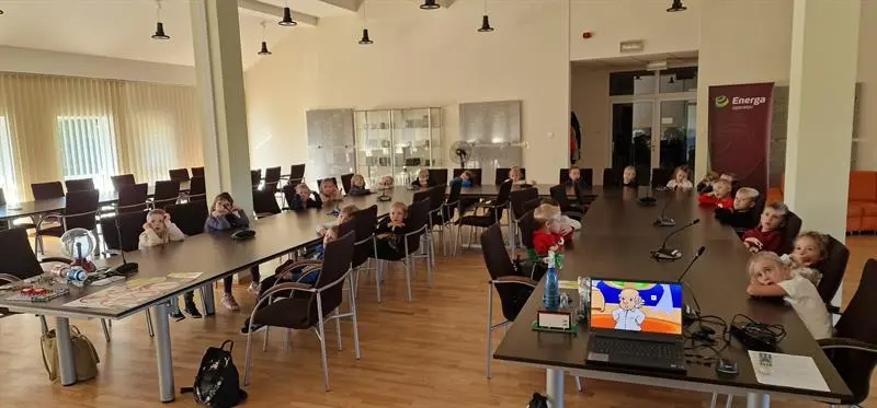 Dzieci z Niepublicznego Przedszkola "Mały Europejczyk" podczas oglądania filmu