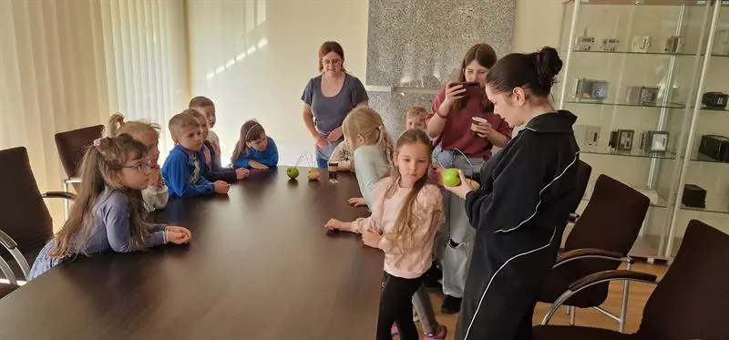 Wychowawczynie i dzieci z Niepublicznego Przedszkola "Mały Europejczyk" podczas doświadczenia